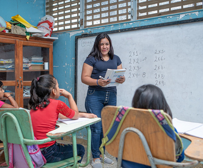 Female teacher presenting to a classroom of children in Honduras