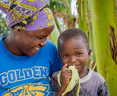 Emma and her child in the farm in Kenya