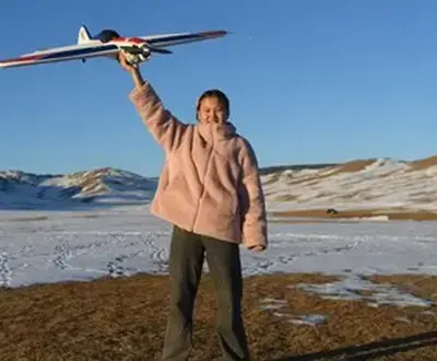 Nomin holding aeroplane