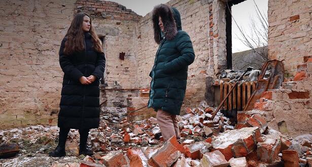 oleksandra talking to another woman in a collapsed building