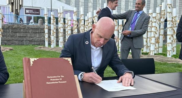 Andrew Morley signs the Declaration Protection of Aid Workers